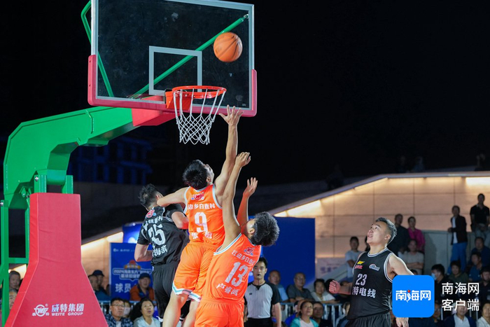 新龙镇新村队VS江边乡白查村队。记者 曹志 摄