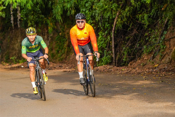 刘浩在2024年七彩云南格兰芬多自行车节骑行（11月9日摄）。