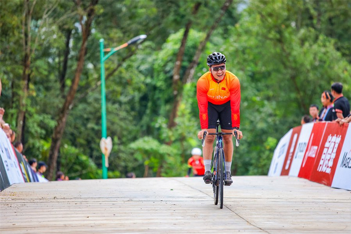 刘浩在2024年七彩云南格兰芬多自行车节骑行（11月9日摄）。