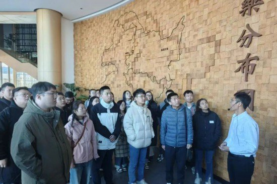 　　游客们参观游览关药博物馆