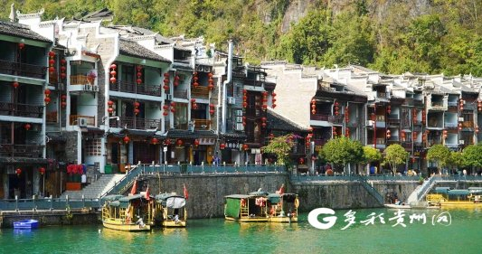 河岸的建筑外，挂满了大红灯笼