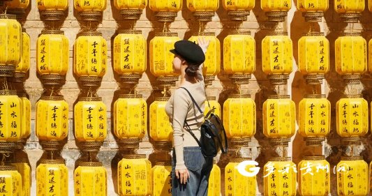 一名游客在镇远县博物馆门口拍照打卡