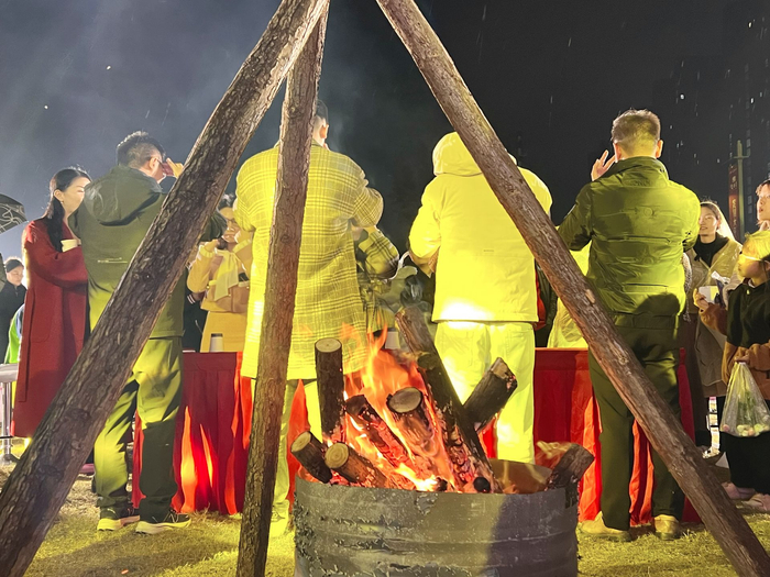 大家在篝火旁玩游戏。