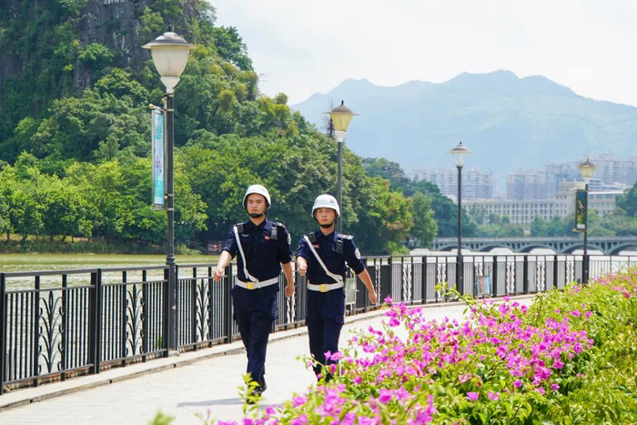 △物业工作人员在“百千万工程”省典型村——岩前社区开展日常巡逻。黄咏欣 摄