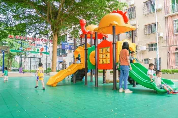 △在出头社区，大人、孩童在社区体育公园欢乐嬉戏，其乐融融。黄咏欣 摄