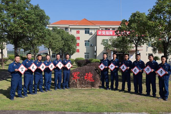 空军航空兵某团为人民空军庆生，七十五载华章，空天有我守卫！ 李帆摄