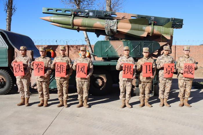 铁拳雄风，拱卫京畿。中部战区空军地导某旅官兵祝人民空军生日快乐！ 徐伟摄