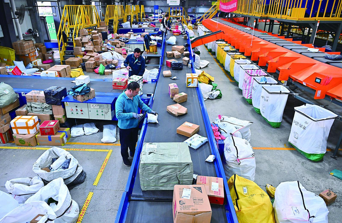     8日，在中国邮政四川眉山市仁寿县邮件处理中心，工作人员分拣快递邮件。  新华社发
