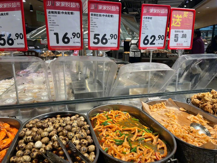 家家悦售卖的熟食，会直接在价签上写明哪些是“中央配餐”。图/余源摄