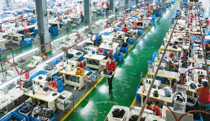 阳新擦亮“中部鞋都”品牌，“阳新鞋匠”纷纷返乡就业创业。（湖北日报全媒记者 薛婷 摄）