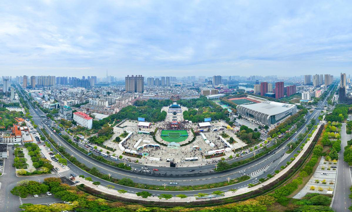 11月9日，航拍天门城区陆羽广场。（湖北日报全媒记者 柯皓 摄）