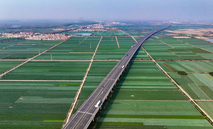 11月5日，鸟瞰嘉鱼县潘家湾镇蔬菜长廊，满目皆绿，即将迎来丰收季。（湖北日报全媒记者 薛婷 摄）