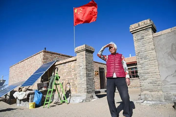 2020年10月16日，尼玛在家门口目送儿子哈达布和去巡边。新华社记者刘磊摄