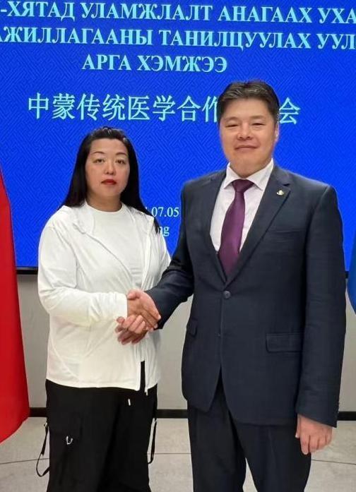 崔艳红（左一）与蒙古国驻华外交官合影