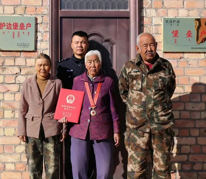 尼玛老人一家，前排中间为尼玛。新华每日电讯记者张典标摄