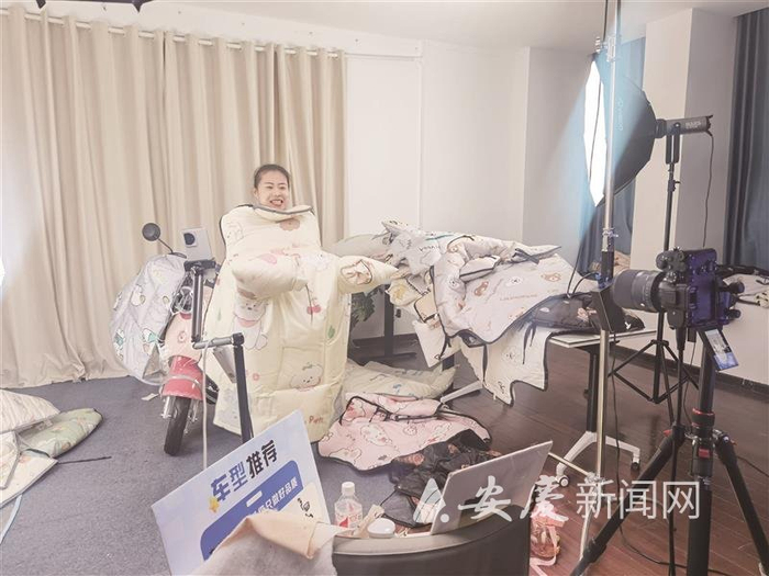 带货主播正在介绍商品