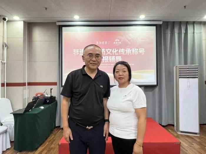 与《中国中医药传承大典》编委会主任兼总编辑赫安峰教授合影（崔艳红右一）