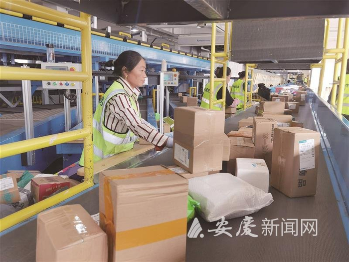 快递工作人员忙碌的身影