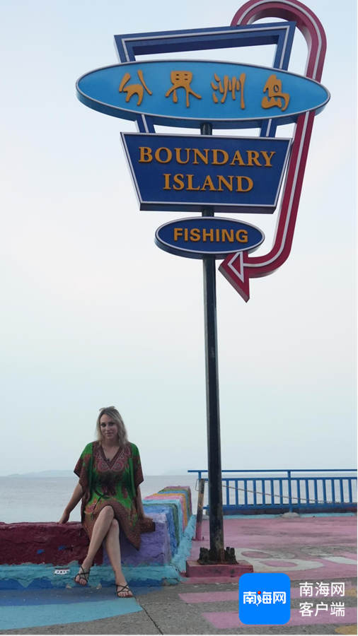　　意大利美女博主Yasmin拍照打卡分界洲岛。海南国际传播中心供图