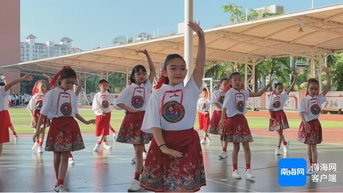 海口市滨海第九小学的学生们正在做琼剧韵律操。受访者供图