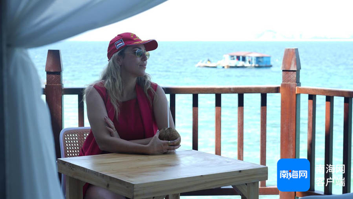 　　意大利美女博主Yasmin海边惬意小坐。海南国际传播中心供图