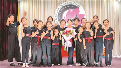 张燕燕（捧花者）与学员们合影。受访者供图