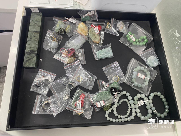 检测中心里送检的部分玉石类产品 记者 施雯 摄