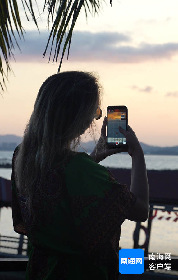 　　意大利美女博主Yasmin正在自由创作自己的作品。海南国际传播中心供图