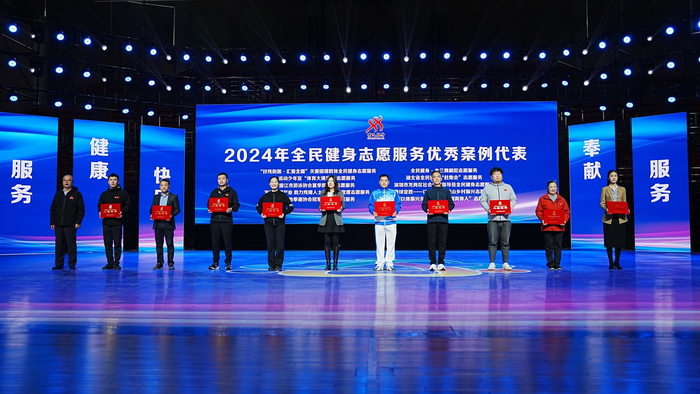 　内蒙古冰雪运动协会秘书长曲玲丽（右一）领取表彰证书。（内蒙古冰雪运动协会供图）