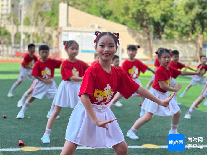 海口市滨海第九小学的学生们正在做琼剧韵律操。受访者供图