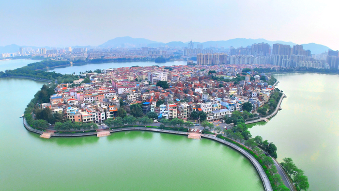 △美丽的出头湖畔。植建麟 摄