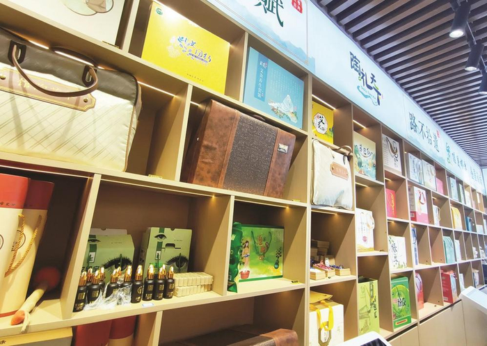         展销门店内特色产品展示。     郝立翠 摄    