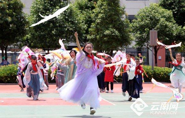 昆明官渡区东站实验学校蓝花楹艺术节杨峥 摄