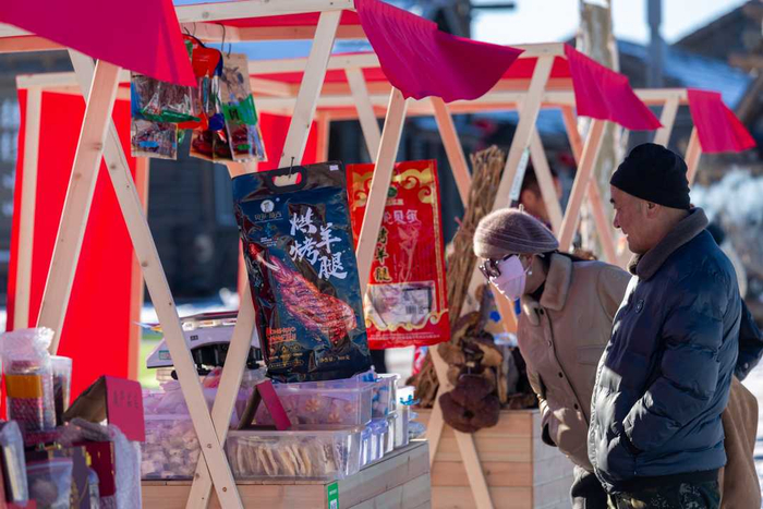 “冷极村”集市火热营业中。林波摄