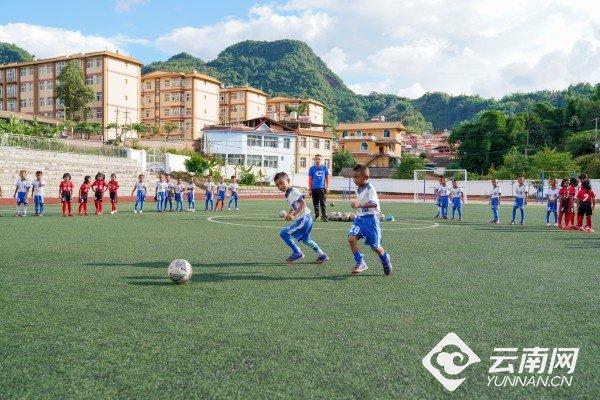 沧源县启动实施少年足球示范学校项目，图为第一个足球班——勐董完小的学生们在接受专业训练