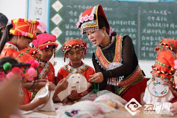 永平县北斗彝族乡九年制学校，老师带领孩子们学习民族刺绣 陈飞 摄