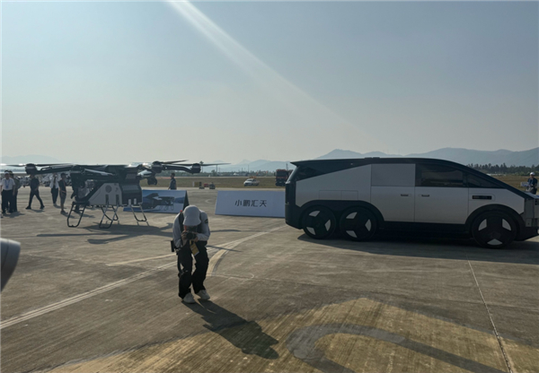 小鹏汇天“陆地航母”汽车与“飞机”分离形态（财联社记者摄）