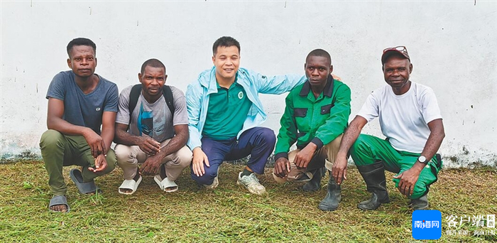 　　李汉丰与非洲当地朋友合影。受访者供图