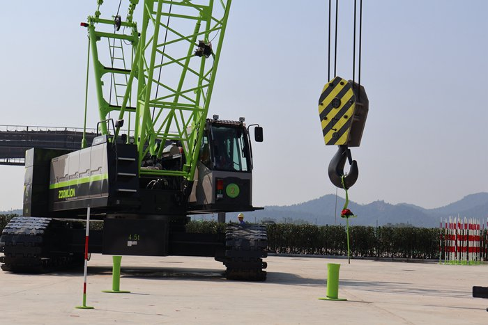 图为参赛人员正在进行“精准插花”项目。