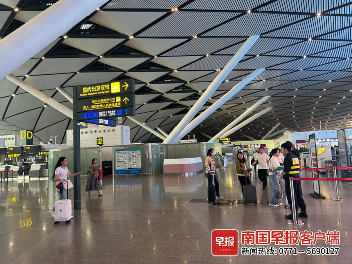 ▲旅客在机场准备出行。记者 李艺 闫芬丽 摄