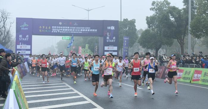 11月10日，参赛选手在阜阳市西湖大道赛道上参加10公里精英赛比赛。特约摄影 王 彪 摄