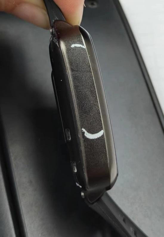 手环侧面腐蚀痕迹。