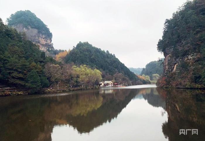 位于天水市仙人崖景区的仙人湖（央广网记者 李红军 摄）