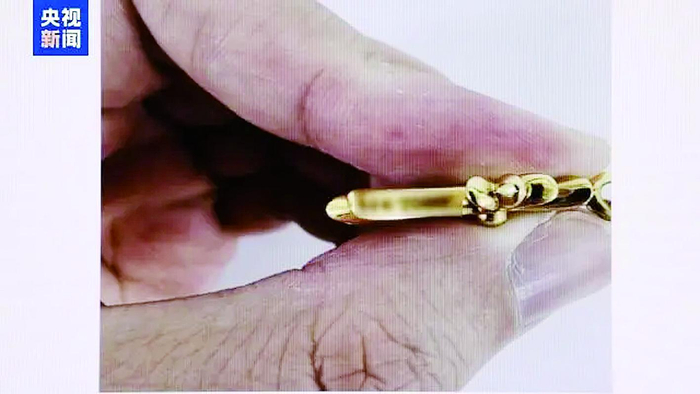     直播间里售卖的高仿项链