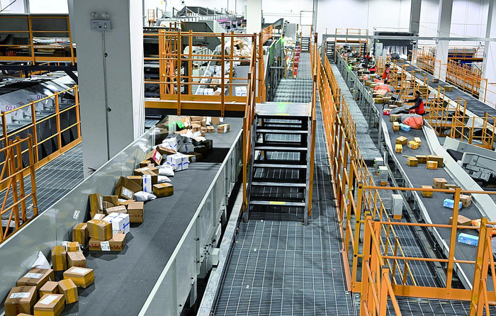     申通快递重庆转运中心高速运转的包裹传送系统