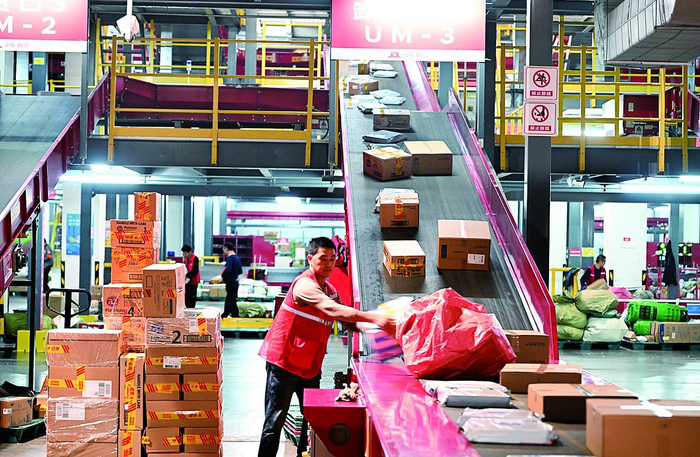     智能化设备的加持，让京东物流亚洲一号重庆分拣中心的分拣效率大幅提升。