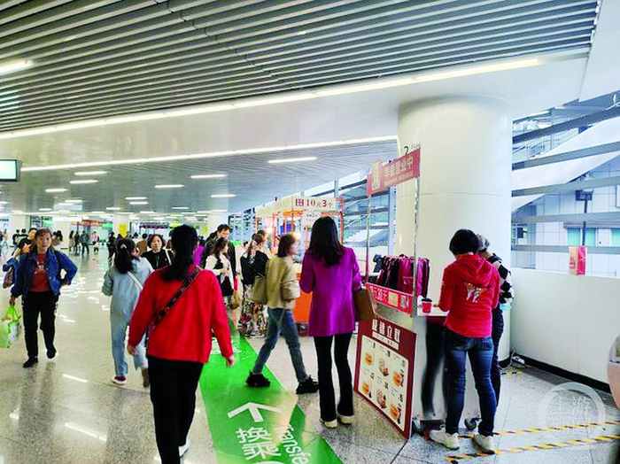     换乘通道处摆放的摊位