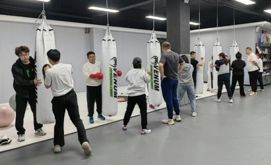 　　图为消费者正在体验拳击课。