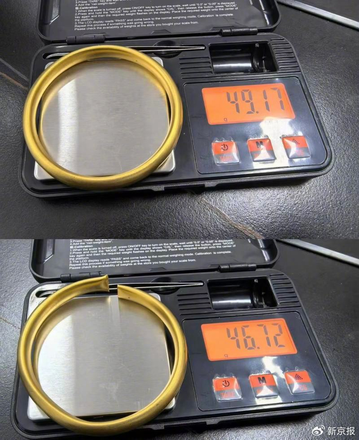 ▲彭佳的手镯剪开后流出液体，液体排空后，手镯重量缩水。新京报资料图。