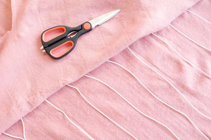 ▲部分电热毯内部结构，电线折叠可能导致短路